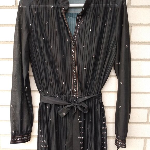 Elegant Black Midi Dress - Picture 5 of 16